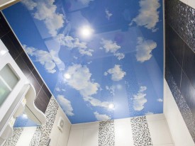 Натяжной потолок голубое небо с облаками