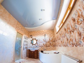 Стоимость натяжного потолка в ванную